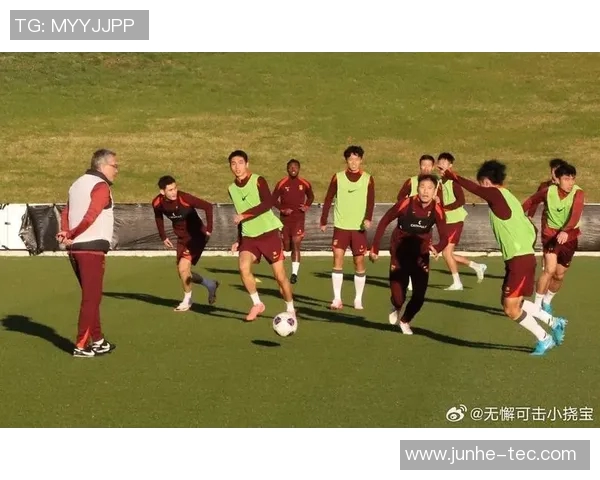 足球是圆的世界里每一次传球都可能改变比赛的命运与未来